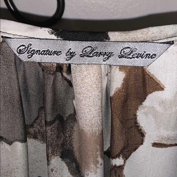 Gorgeous blouse $20 EUC! - Picture 2 of 6